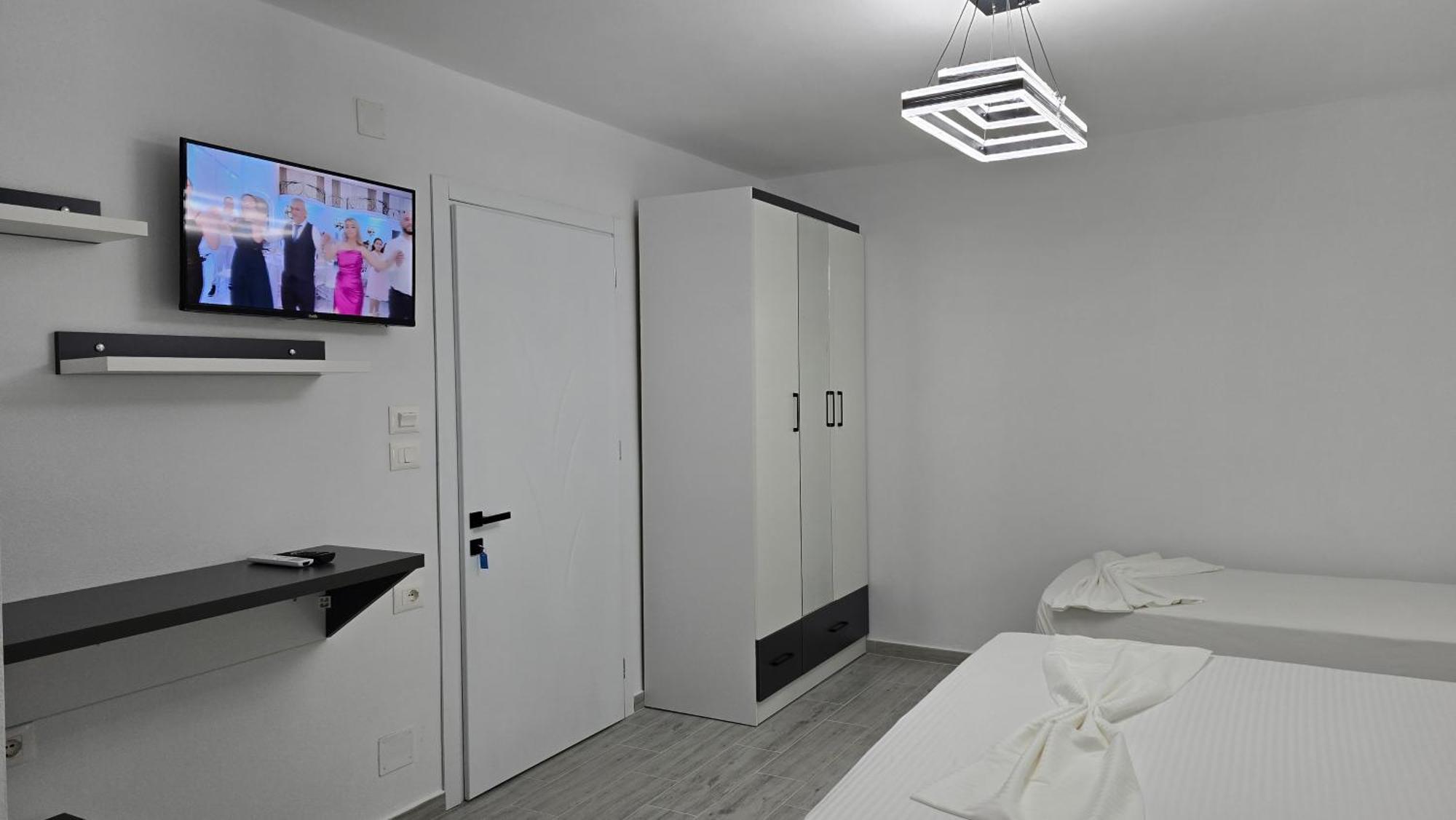Guest House Pogradeci Buitenkant foto