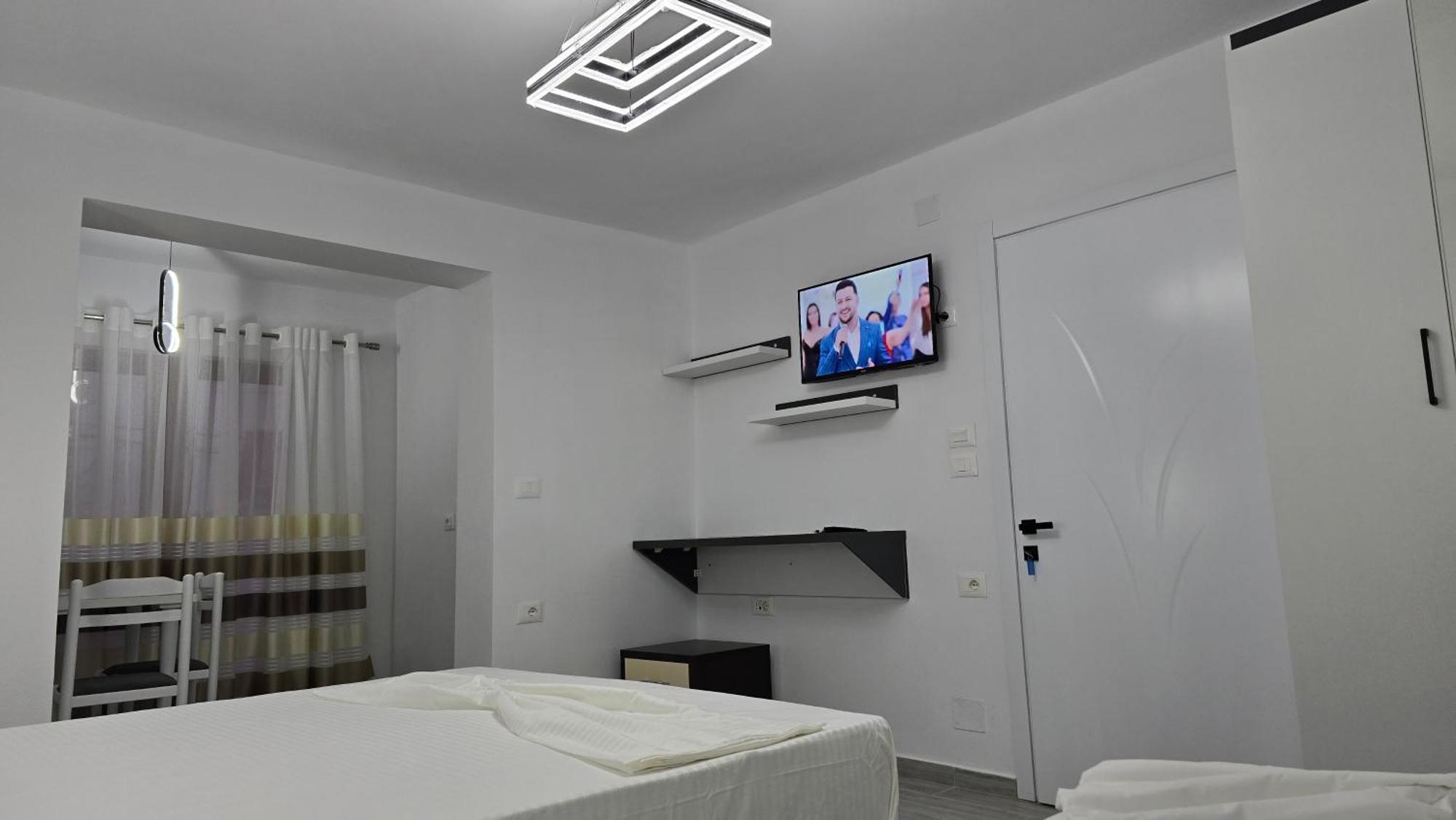 Guest House Pogradeci Buitenkant foto